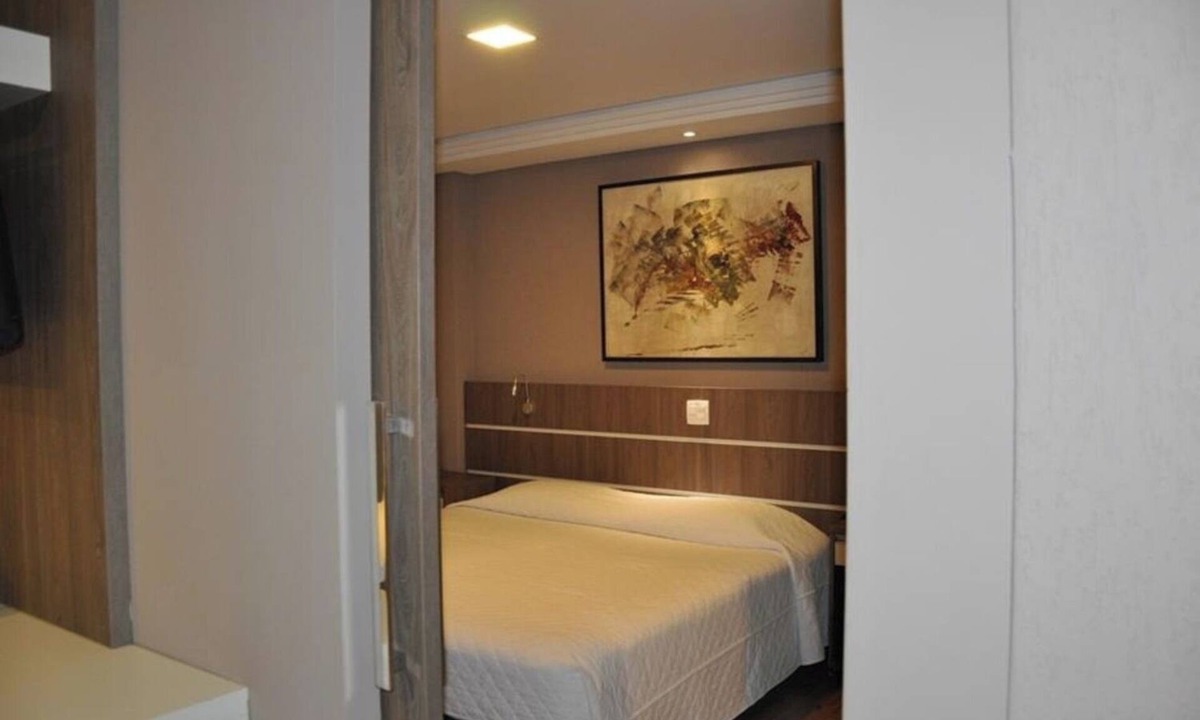 Civic Center Hotel | Modern Comfort Meets Accessibility and Style in Civic Center’s Master Suite
