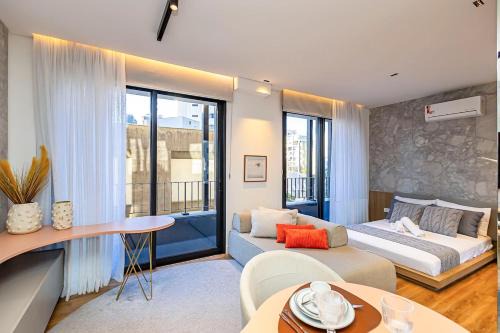 Bigorrilho Apartment | Novo Temple Design Studio Rooftop Pool