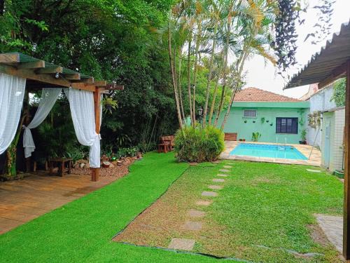 Jardim Oriental House | Open House Timboré, Casa com espaço gourmet, churrasqueira, quarto casal, mais 1 quarto com 2 treliches acomoda 6 pessoas, piscina, espaço familiar e aconchegante, próximo ao aeroporto