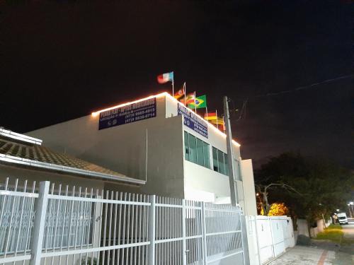 Praia da Armacao do Itapocoroi Hotel | PENHAFLAT, STUDIO COMPLÉTO, C COZINHA E GARAGEM , A 700 m do parque e 120 m da praia