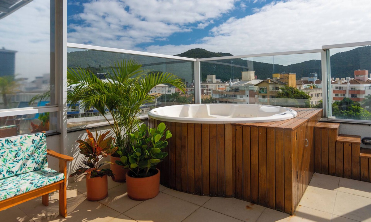 Ingleses Norte Apartment | Penthouse with Jacuzzi - Ingleses Beach