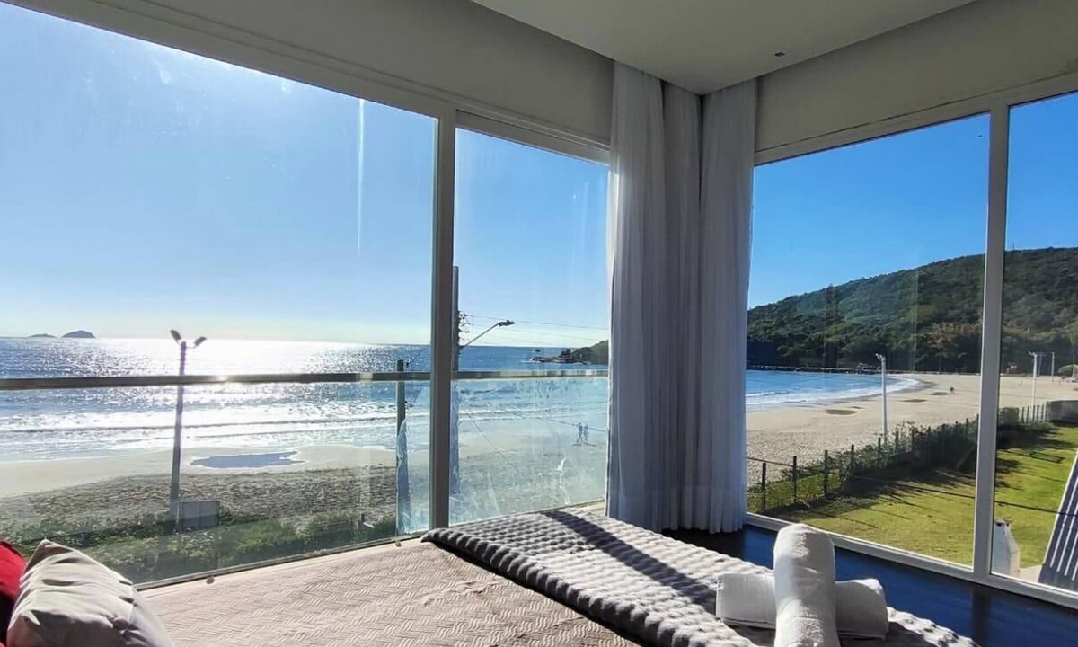 Barra da Lagoa House | Perfect house, right on the beach, stunning view in Barra da Lagoa.