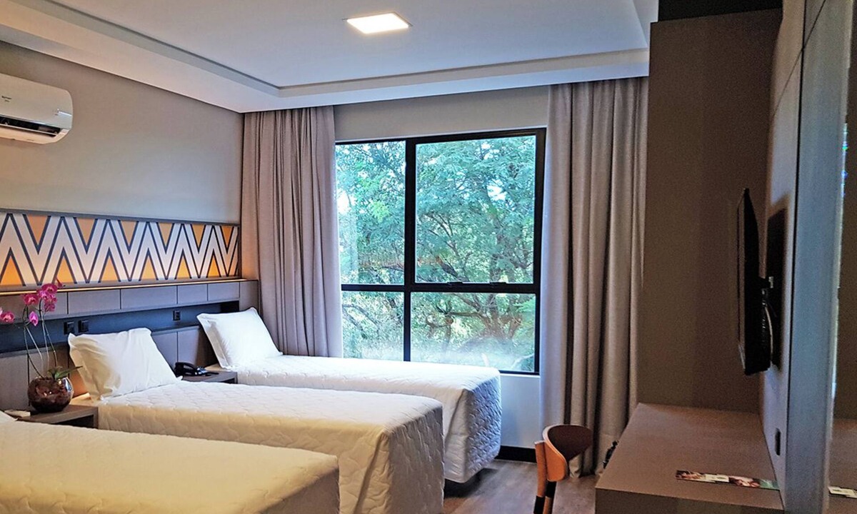 Foz do Iguacu Hotel | Pet Friendly Group Stay w/Pool, Shuttle, Gym and Breakfast! 2 Cozy Units