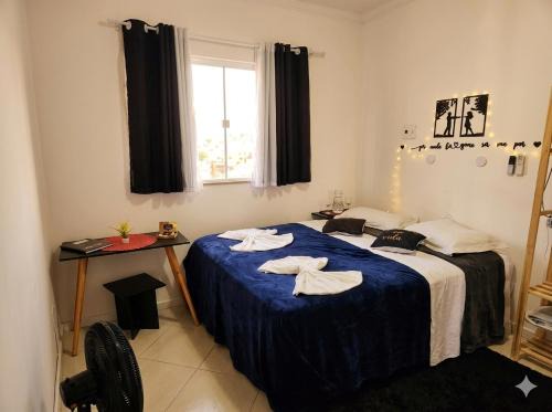 Tijucas House | Quarto Casal Elegance Banheiro compartilhado Tela TV YouTube Apps Pousada Tijucas Lua encantada
