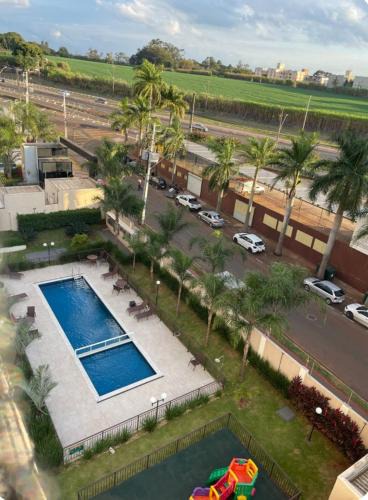 Gleba Fazenda Palhano Apartment | Quarto familiar com cama de casal é banheiro compartilhado