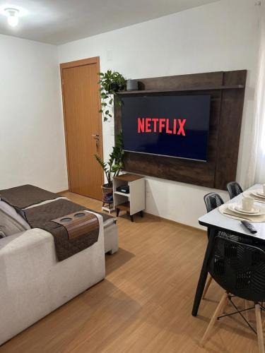 Parafuso Apartment | Quarto Privado em apê familiar, 7 minutos do AEROPORTO - Com Piscina