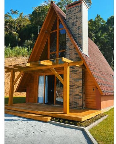 Aguas Mornas Ski Chalet | Recanto do Tabuleiro chalé com hidro, lareira, churrasqueira e cozinha perto de floripa