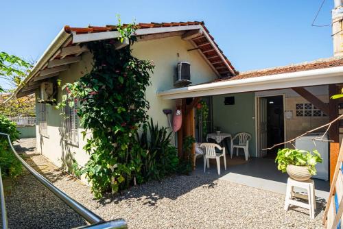 Meia Praia House | Recanto do Vô Bibi, pé na areia e no Beto Carreiro Word