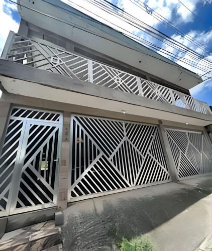 Itapevi House | Refúgio aconchegante com garagem, ônibus e trem
