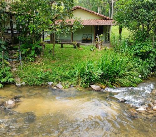 Macae House | Refúgio em Sana com rio privativo