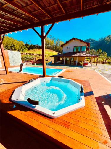 Vitor Hugo House | Refúgio Premium nas Montanhas de Alfredo Chaves Refúgio nas Montanhas de Alfredo Chaves com Piscina Jacuzzi Aquecida externa Suite Master com Hidro e Área Gourmet