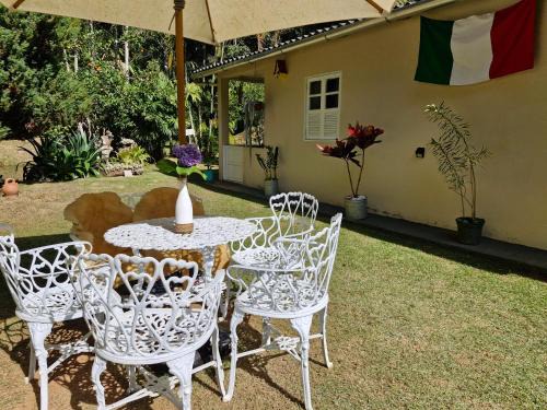 Santa Teresa House | Refúgio Privativo e Acolhedor com Jardim e Fogo de Chão
