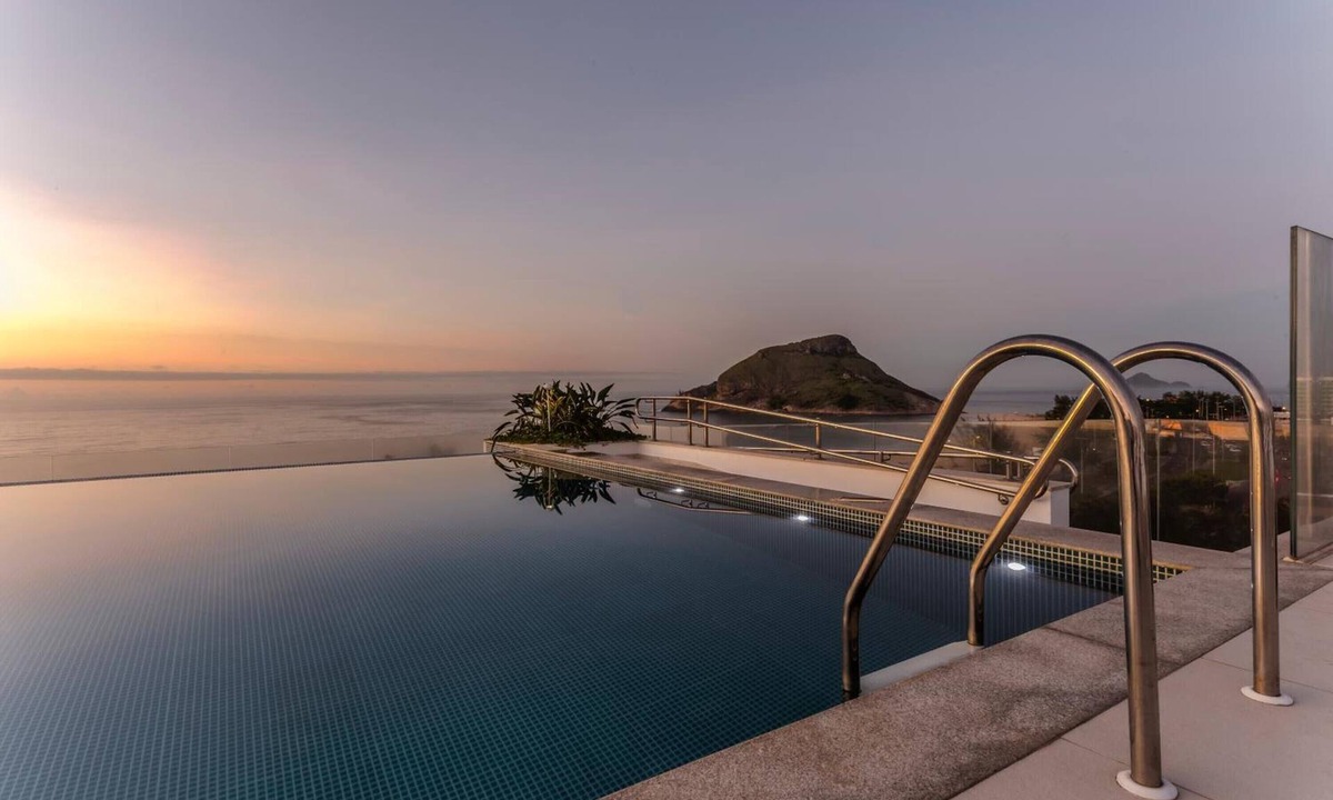 Recreio dos Bandeirantes Hotel | Relaxing Accommodations for Couple Getaway | 0.9 Mi from Parque do Marapendi