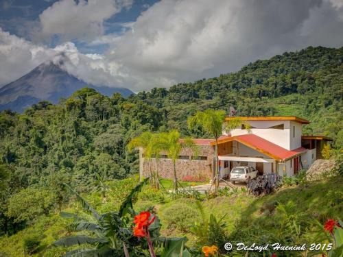 La Fortuna House | Romantic Retreat Volcano View! River Trail!