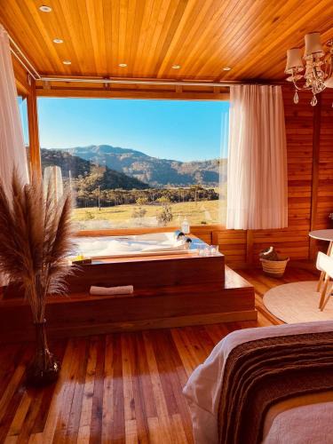 Rancho Queimado Ski Chalet | Romantic Getaway with Jacuzzi and Breakfast in Rancho Queimado