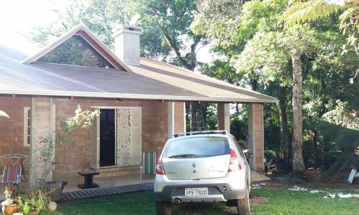 Sao Francisco de Paula House | Rustic Stone House in a Gated Community.