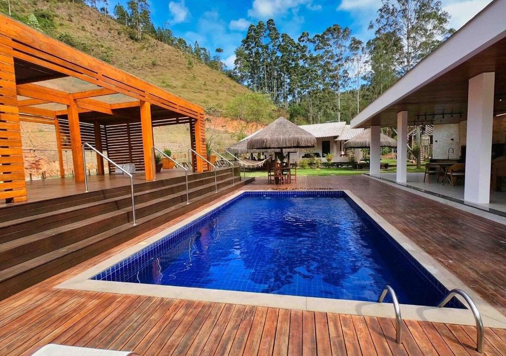 Vitor Hugo House | Sítio Cinco Folhas, recanto com vista pra montanha