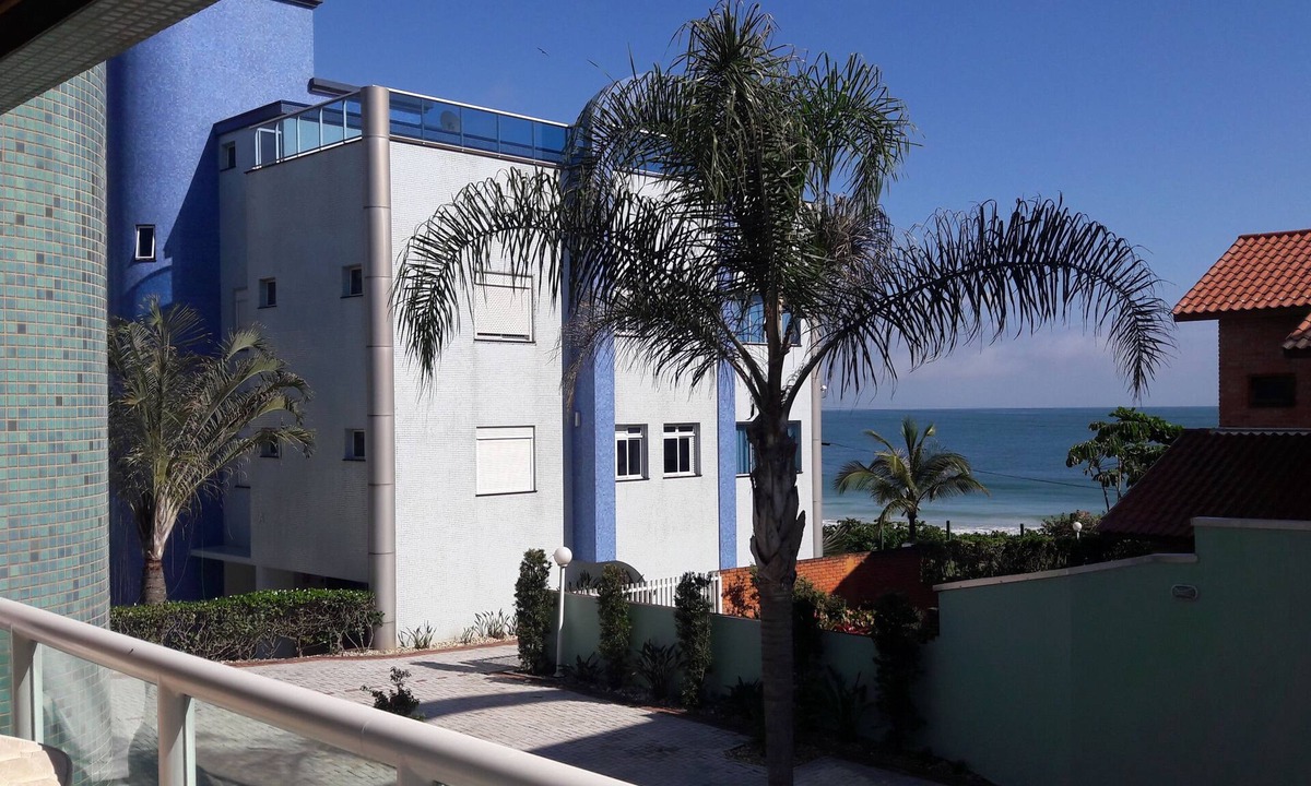 Centro Apartment | Sea Front in Bombinhas - High standard apartment with 3 suites with air conditioning.