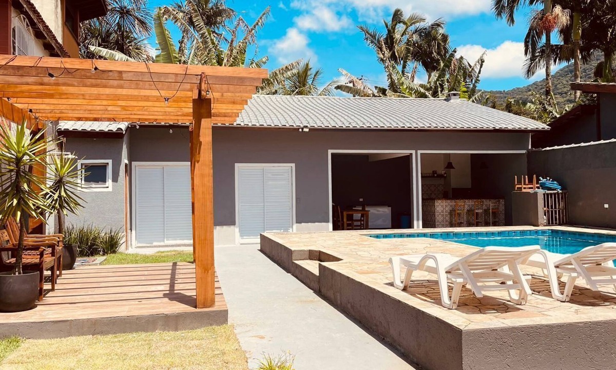 Maresias House | Single storey house, 4 bedrooms, up to 20 people 800m from the beach