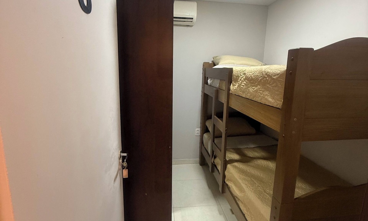 Ingleses do Rio Vermelho Hotel | Single room with bunk bed and shared bathroom.