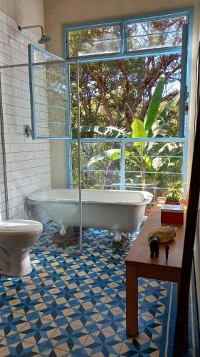 Colinas do Sul House | Sitio Cocoroca - casa com banheira, vista para a mata e acesso ao rio
