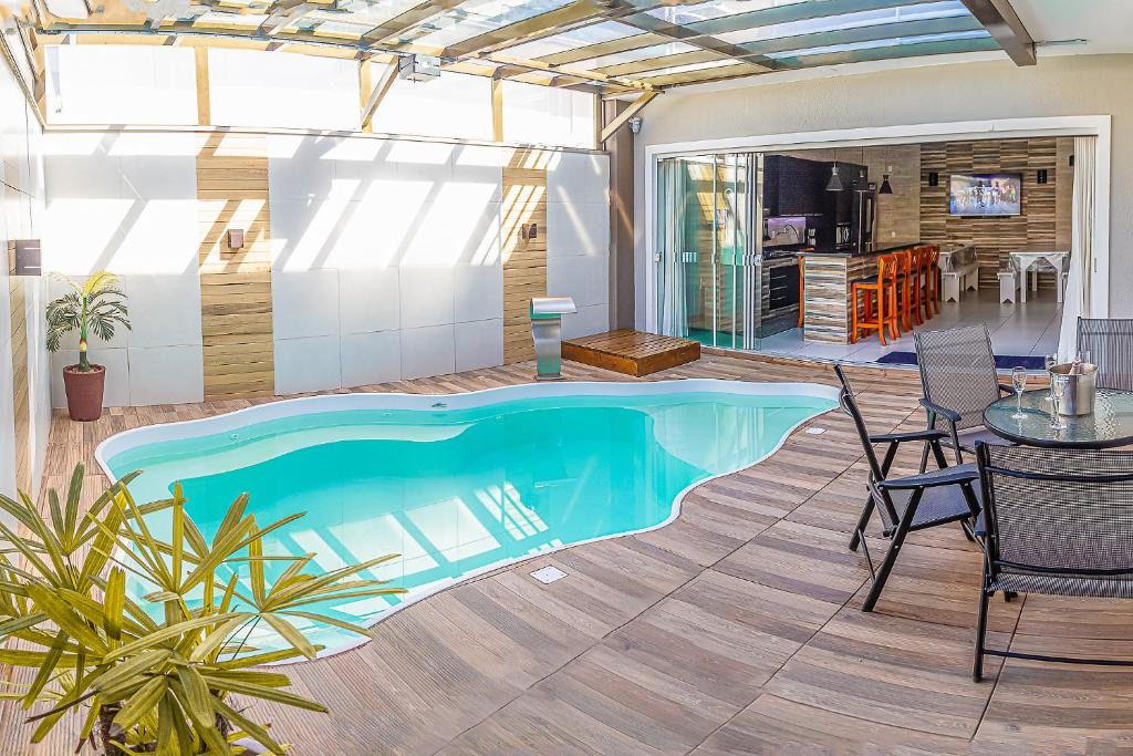 Enseada House | sobrado com piscina aquecida a poucos metros mar