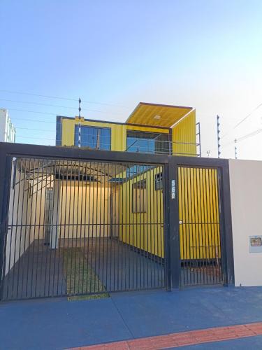 Bosque das Araras House | Sobrado Container Amarelo