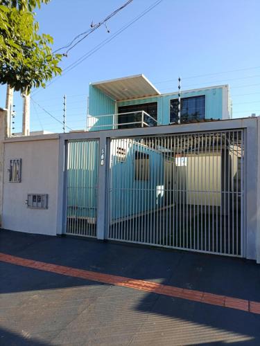 Bosque das Araras House | Sobrado de Container Azul