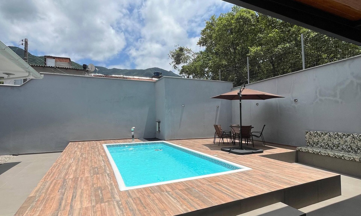 Palhoca House | Spacious house with pool near the beach – Praia de Fora