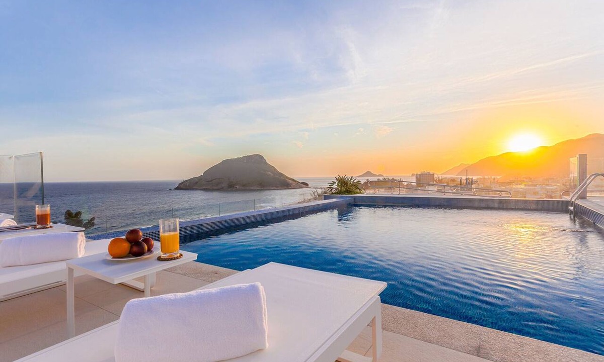 Recreio dos Bandeirantes Hotel | Spacious Ocean-Front Room Ideal for Relaxation | For Large Family or Groups!