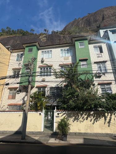 Urca Apartment | Studios confortáveis na URCA, perto Pão de Açucar, reformados, WI-FI, TV e ar condicionado SPLIT, pauloangerami MC301