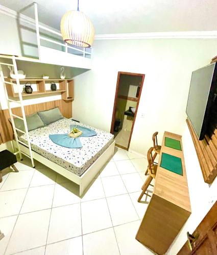 Sao Cristovao Apartment | Suíte 103 com frigobar, TV e banheiro privativo