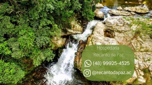 Antonio Carlos Cabin | Suíte de Vidro com Cachoeira no Quintal