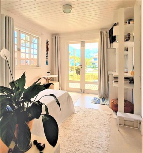 Praia Rasa Apartment | SUITE DA FRENTE COM COPA, WIFI E ACESSO INDEPENDENTE