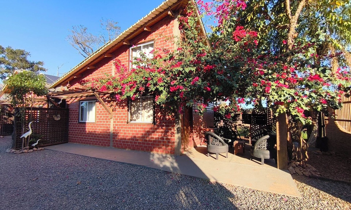Bonito Ski Chalet | Tarumã Challes 02: Complete chalet, 2 bedrooms, balcony and barbecue, pets allowed.