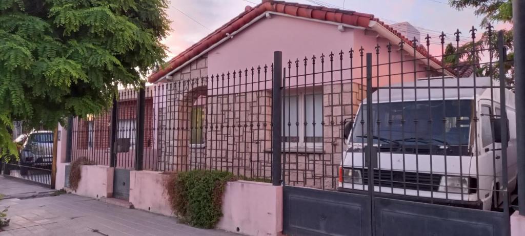 Trelew Apartment | Tejas rojas