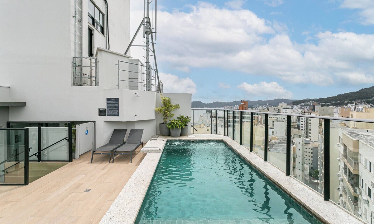 Centro Apartment | The Bridge by Viva - Prédio com piscina no terraço e academia em Floripa