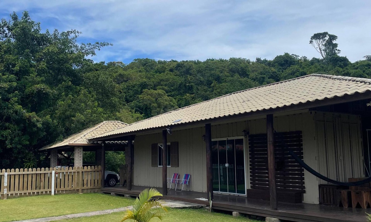Sambaqui House | Tranquil 3-bedroom house with AC in beautiful Florianópolis
