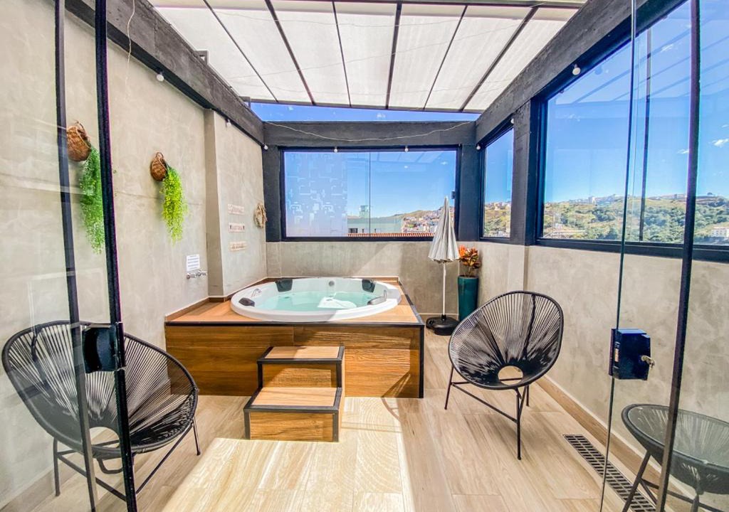 Regiao Urbana Homogenea X House | Uai House com jacuzzi, teto rooftop retrátil e colchão massageador