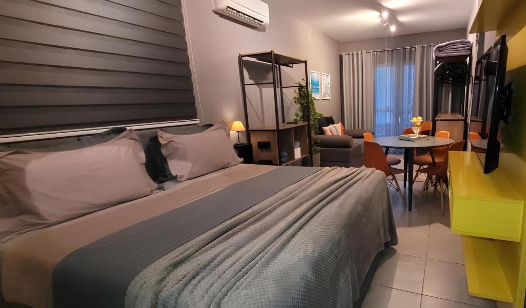 Boqueirao Apartment | Varanda Mar - Estúdio com Varanda - 100m da Praia - Boqueirão