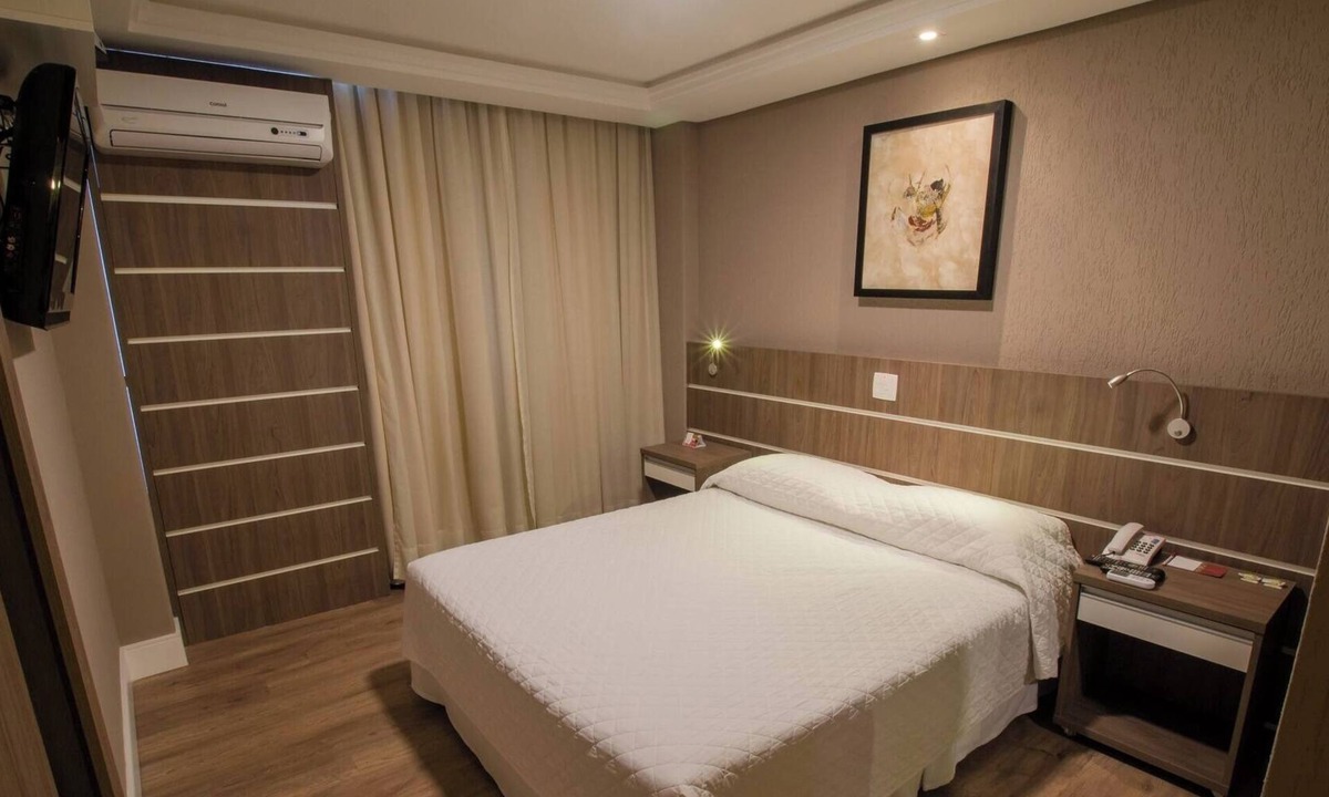 Civic Center Hotel | Well Maintained & Comfortable Master Suite