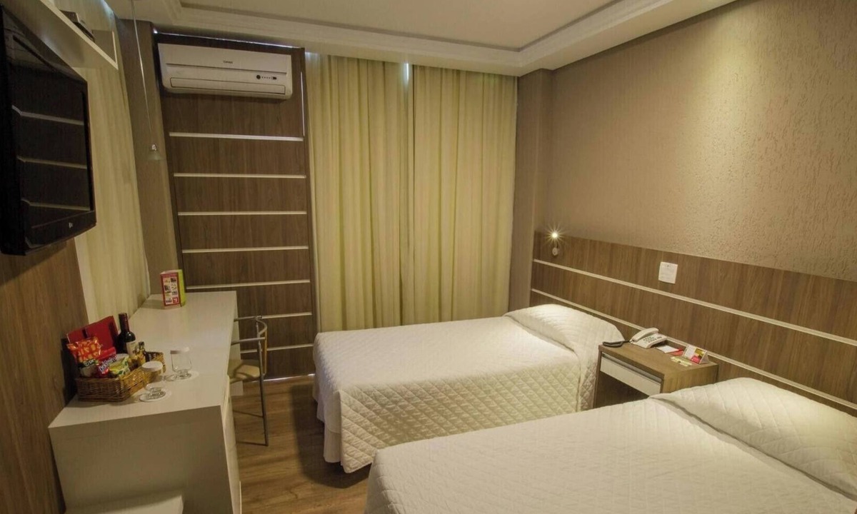 Civic Center Hotel | Work-Friendly Twin Room in Central Curitiba with Easy Access to Attractions