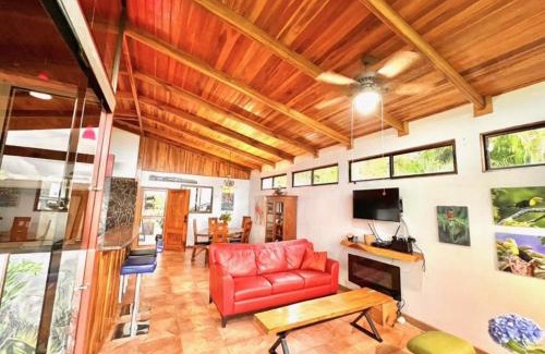 La Fortuna House | Romantic Retreat Volcano View! River Trail!