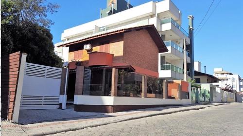 Centro House | 020A - Sobrado de 3 quartos para alugar, Bombinhas/SC