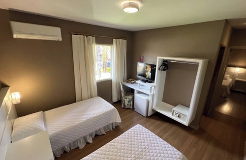 Jaguariaiva Hotel | 2 Comfortable Double Twin Room Set Amid Forest Canopy with Easy Access to Trail