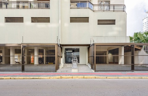 Castelo Branco Apartment | 3BR apt w/Balcony, 150m to sea Meia Praia Eis305
