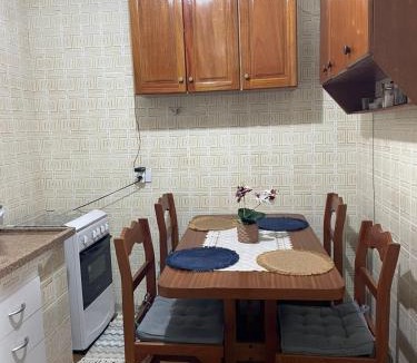 Enseada Apartment | 400 mt da Praia da Enseada Wi-fi Estacionamento gratuito cozinha completa