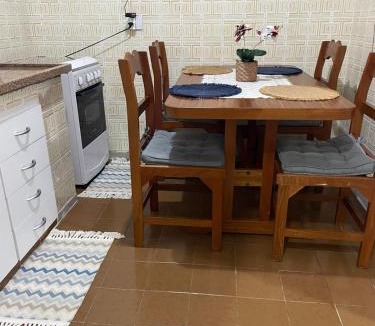 Enseada Apartment | 400 mt da Praia da Enseada Wi-fi Estacionamento gratuito cozinha completa