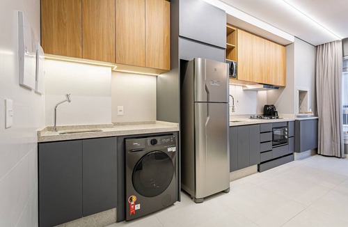 Florianopolis Apartment | 43" Smart TV | Split AC | 500mb Wi-Fi #TRINA04