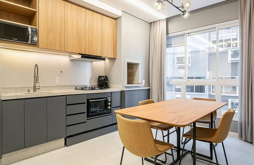 Florianopolis Apartment | 43" Smart TV | Split AC | 500mb Wi-Fi #TRINA04